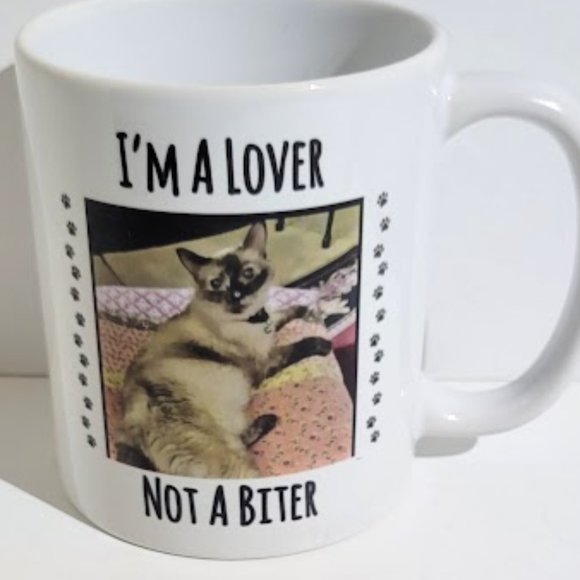 WHITE CAT COFFEE  TEA MUG "I'M A LOVER, NOT A BITER" - Picture 2 of 5